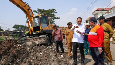 Wali Kota Surabaya Eri Peringatkan Kontraktor yang Terlambat Mengaspal Jalan