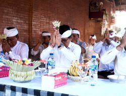 Bupati Badung Nodya Karya Pujawali Pura Dalem Sari Kapal