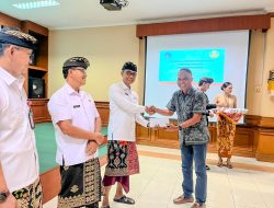 Asisten Administrasi Umum Badung Serahkan Santunan Kepada Pensiunan dan Ahli Waris ASN