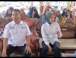 Wabup Lahat Secara Simbolis Serahkan Bantuan dari PTBA Ayam Petelur Didampingi Ketua FP2M