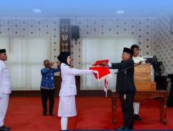 Plt. Asisten Bidang Pemerintah dan Kesra Tuba Serahkan Duplikat Bendera Merah Putih kepada Paskibraka