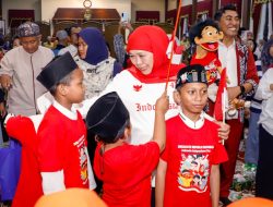 Diundang Gubernur Jatim Khofifah Masuk Grahadi Gara-gara Tertangkap Kamera Memberi Hormat Bendera dari Luar Pagar saat Upacara HUT ke-81 RI