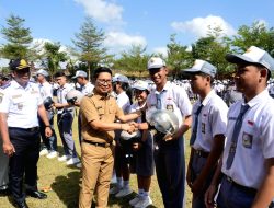 Tanamkan Budaya Tertib Lalu Lintas, Bupati Badung Bagi-Bagi Helm di SMAN 2 Abiansemal