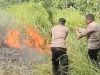 Agar Api Tak Meluas, Personil Polsek Rantau Selamat Gerak Cepat Padamkan Karhutla