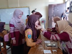 Tak Berpangku Tangan di Kantor, Kepala Puskesmas Tamanan Turun Langsung Layani Kesehatan Warga