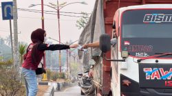 Perawat Bartim Bagikan 20 Ribu Masker di Tengah Kabut Asap