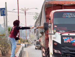 Perawat Bartim Bagikan 20 Ribu Masker di Tengah Kabut Asap