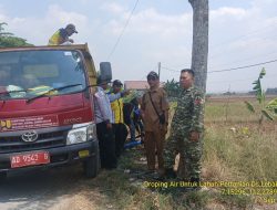Atasi Risiko Kekeringan Lahan Pertanian Babinsa Koramil Sugio Dampingi Bantuan Air Tangki BBWS Bengawan Solo