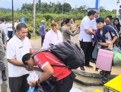Bupati Simeulue Sambut Kedatangan KMP Teluk Sinabang, Sediakan Makanan Bagi Penumpang
