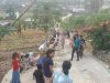 Tak Kunjung Dapat Perhatian Pemerintah Warga Kertajaya Garut  Gotong Royong Perbaiki Jalan Rusak