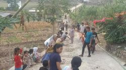 Tak Kunjung Dapat Perhatian Pemerintah Warga Kertajaya Garut  Gotong Royong Perbaiki Jalan Rusak