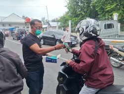 Kabut Asap Menyelimuti Pariaman, Lapau OS Bagikan Hampir Seribu Masker untuk Warga