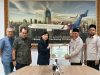 Kakanwil Kemenhaj Sulteng Serahkan Penghargaan untuk Sriwijaya Air