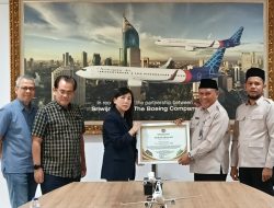 Kakanwil Kemenhaj Sulteng Serahkan Penghargaan untuk Sriwijaya Air