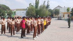 Tanamkan Jiwa Patriotisme Babinsa Koramil 0812/15 Karanggeneng Berikan Wawasan Kebangsaan di SMA Wahid Hasyim