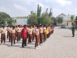 Tanamkan Jiwa Patriotisme Babinsa Koramil 0812/15 Karanggeneng Berikan Wawasan Kebangsaan di SMA Wahid Hasyim