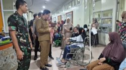 Bupati Sidoarjo Mengecek Kondisi Santri yang Diduga Keracunan Menu MBG