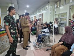 Bupati Sidoarjo Mengecek Kondisi Santri yang Diduga Keracunan Menu MBG