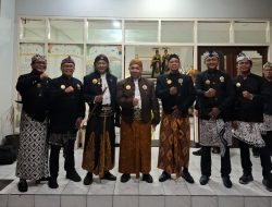 DPD Matra Lamongan Ramaikan LNC, Memberikan Cendera Mata pada Bupati YES