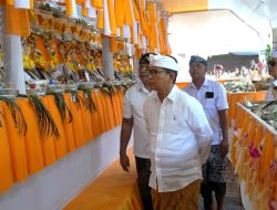 Bupati Badung Serahkan Hibah Karya Pitra Yadnya Massal di Banjar Adat Tiyingan