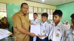 423 Siswa SMP di Pariaman Dapat Seragam Gratis, Pemkot Sasar Keluarga Kurang Mampu