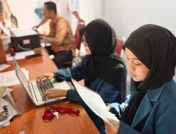 Mahasiswa Kearsipan UNAIR Jalin Kedekatan dengan Masyarakat Desa Ngentrong, Tulungagung, melalui Pelayanan dan Edukasi Arsip Keluarga