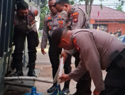 Polresta Pontianak Salurkan Air Bersih Siap Konsumsi untuk Warga di Pontianak Barat