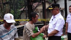Pasca Kebakaran di Kapar, Bupati Tabalong Turun Langsung Serahkan Bantuan