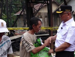 Pasca Kebakaran di Kapar, Bupati Tabalong Turun Langsung Serahkan Bantuan