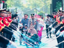 Disambut Pedang Pora dan Reog, Kapolda Jatim Baru Sungkem Haru ke Ibu di Mapolda