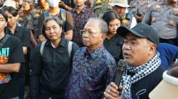 Temui Massa Aksi Buruh, Koster Akui UMP Rp3,4 Juta Tak Cukup untuk Biaya Hidup Bali