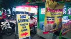 Bau Busuk Ganggu Pembeli, Lapak Pempek di Karang Menjangan Surabaya Diduga Sengaja Ditumpuki Sampah