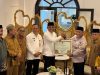 Kakanwil Kemenhaj Sulteng Beri Penghargaan ke Gubernur Anwar Hafid