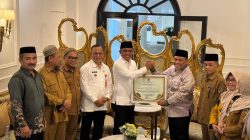 Kakanwil Kemenhaj Sulteng Beri Penghargaan ke Gubernur Anwar Hafid