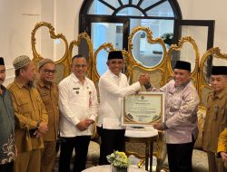 Kakanwil Kemenhaj Sulteng Beri Penghargaan ke Gubernur Anwar Hafid