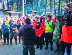 Polres Batu Gerak Cepat, Tim 1 Karhutla Arjuno Menyisir Titik Api dari Tahura R. Soerjo, Camat Bumiaji: Jaga Hutan Kita Bersama