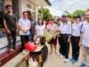 Bupati dan Ketua K3S Badung Serahkan Bantuan Kursi Roda dan Sembako di Kecamatan Petang