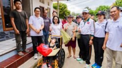 Bupati dan Ketua K3S Badung Serahkan Bantuan Kursi Roda dan Sembako di Kecamatan Petang